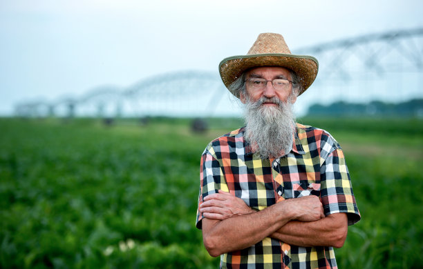 农民站在地里。农业的概念图片下载