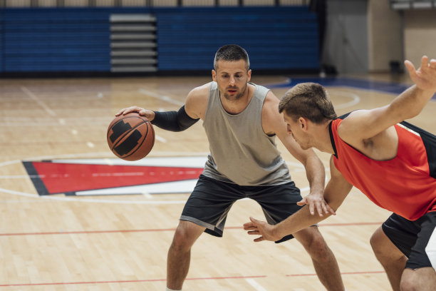 一场篮球比赛:两个年轻人一对一打篮球图片下载