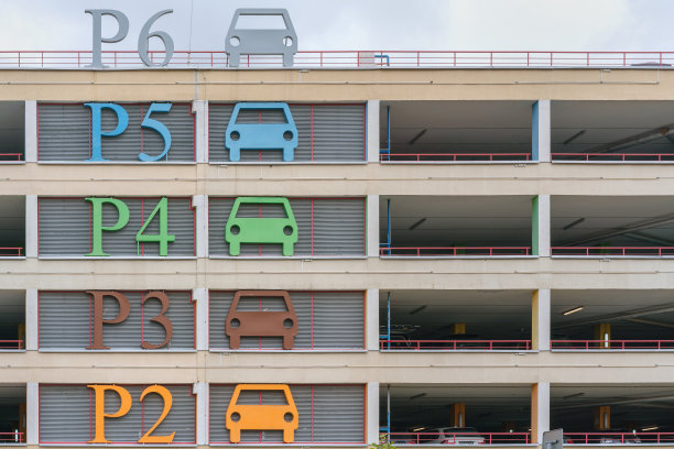 大型停车场建设与彩色地板标志图片下载