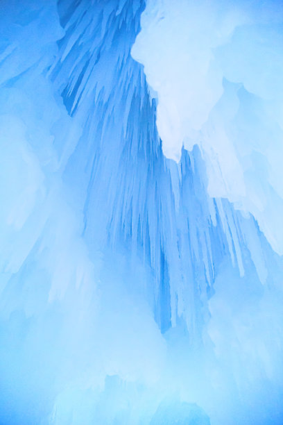冬天，冰堡上的五彩冰柱图片下载