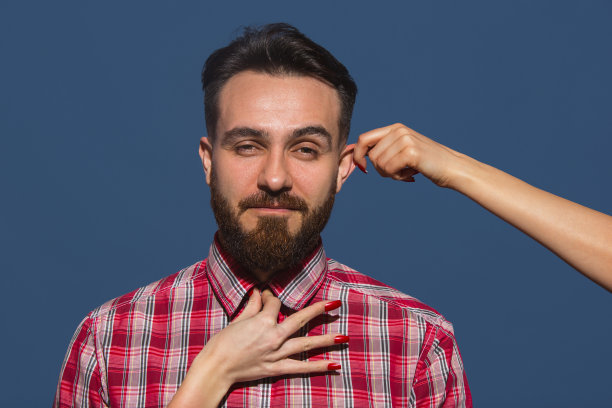 蓝色背景下孤立的年轻白人男子的半长肖像。图片下载