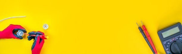 电工从电线上剥去绝缘。特写手和钳子。有选择性的重点图片下载