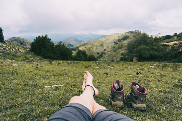 爬山后光着脚休息图片下载