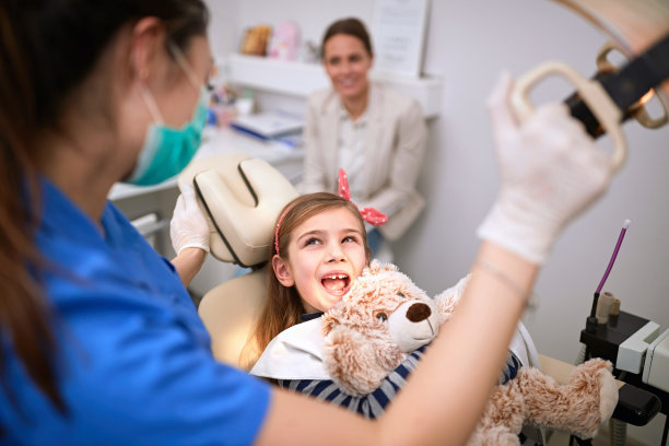 年轻女性病人在牙科椅图片下载