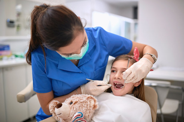 牙医和小病人一起工作图片下载