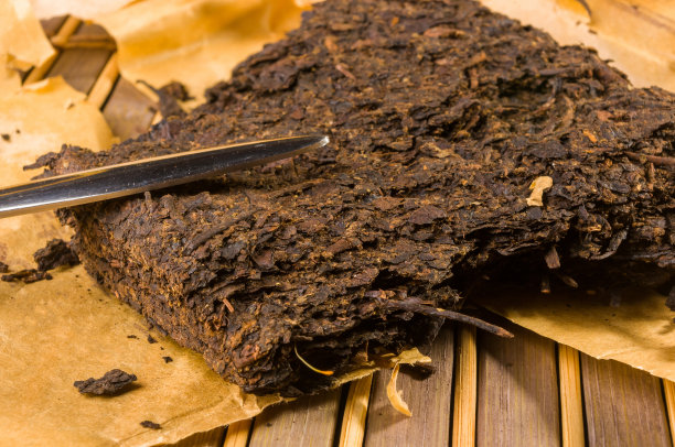 中国压普洱茶的包装纸和茶刀，特写，宏观图片下载