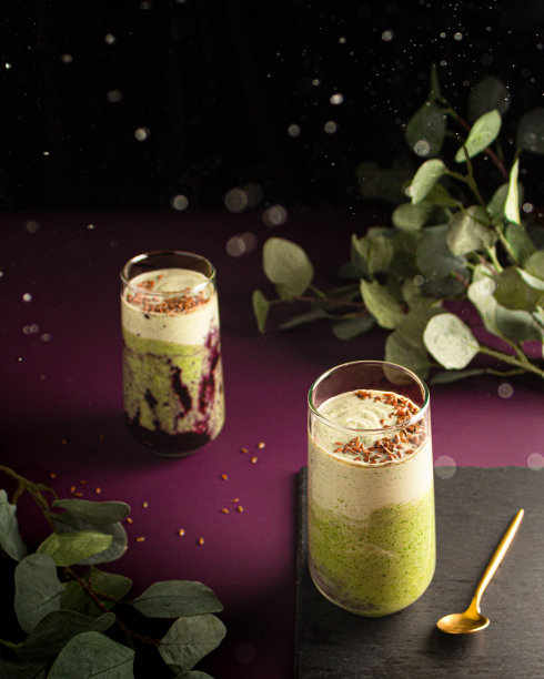 印度菠菜青柠冰沙。经典传统印度饮料图片下载