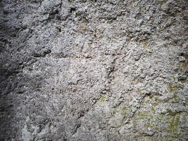 灰色龟裂的老水泥墙纹理和背景图片下载