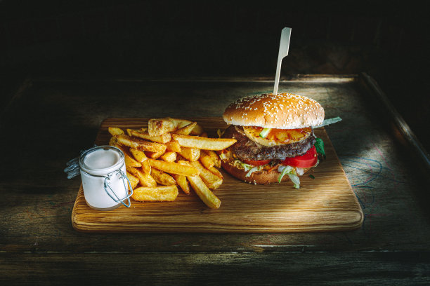 美味的汉堡和薯条放在木板上图片下载
