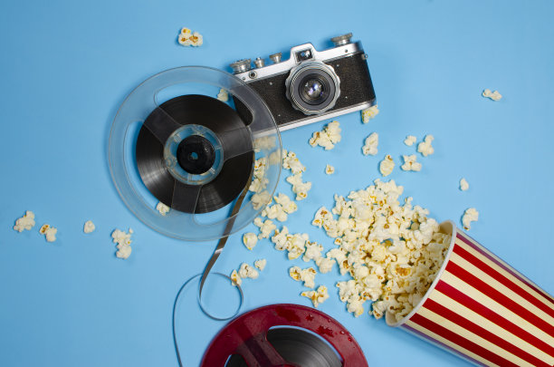 一桶爆米花，老式相机和胶片图片下载