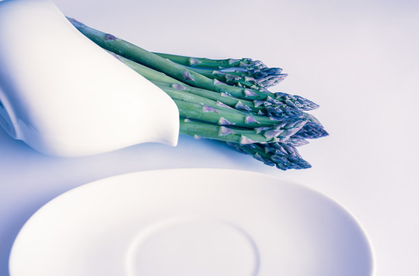 春季准备绿芦笋。素材图片