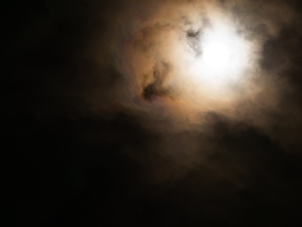 月亮透过云层闪耀的明亮能量图片下载