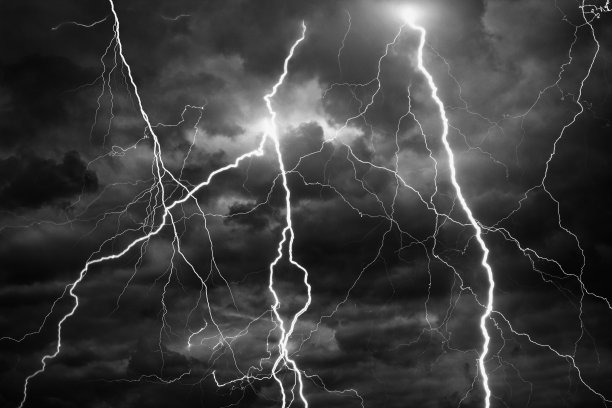 夏日风暴中的闪电图片下载