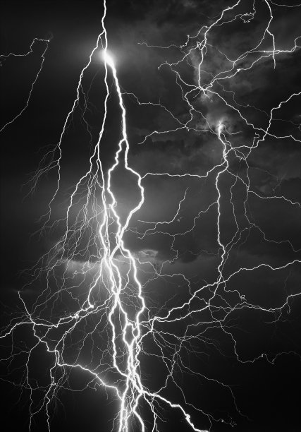 夏日风暴中的闪电图片下载