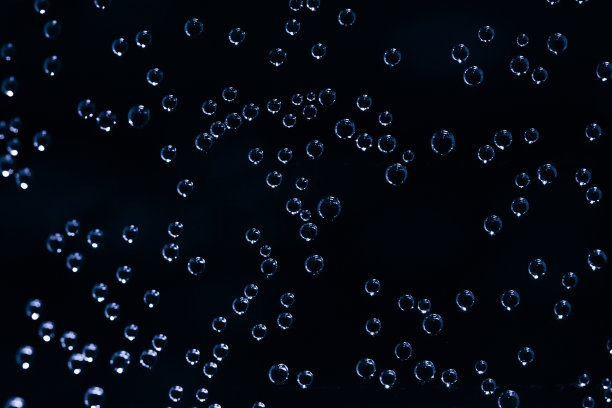 泡沫在黑暗的背景飞行图片下载