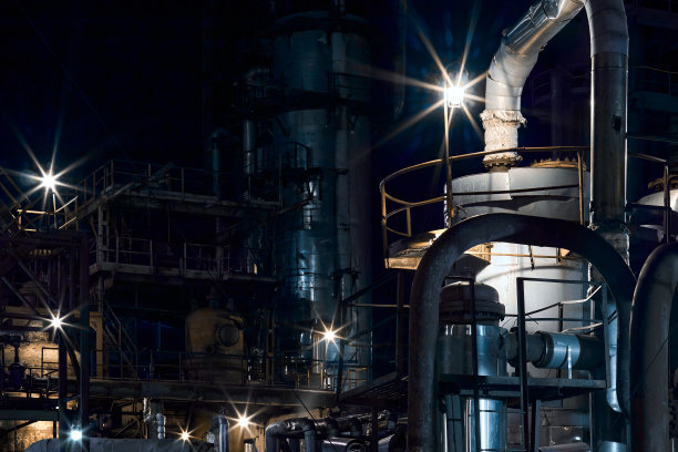 石化夜景工业。反应堆管道和柱。生产能力大的企业车间。石化厂、反应堆和转换器在黑暗的天空下有拷贝空间。图片下载