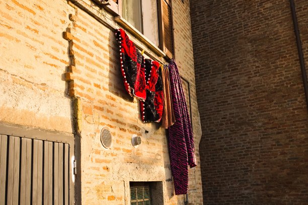 中世纪村庄里挂在窗户上的中世纪衣服(意大利，欧洲)图片下载