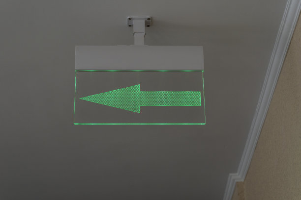 绿色指示箭头指示出口方向，酒店紧急疏散方式，安全概念，图片下载