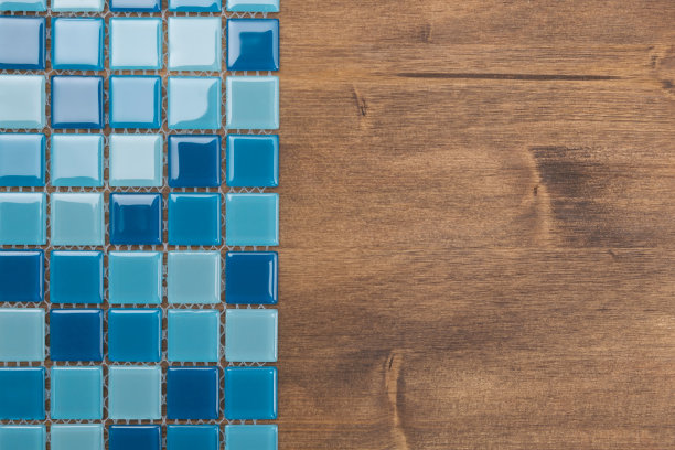 木质的表面上有一块瓷砖为水池，马赛克，浅蓝色和深蓝色，有一个地方为碑文图片下载