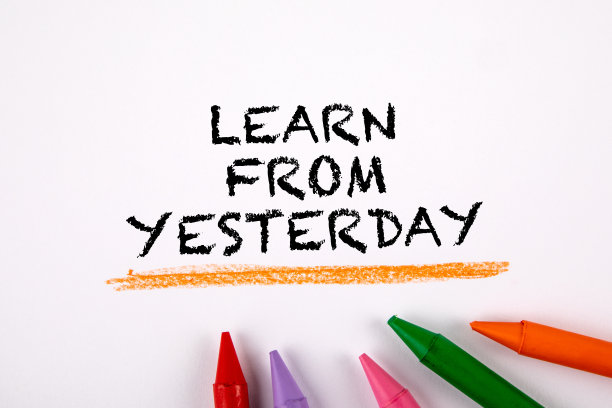 昨天学习的。白色背景上的彩色蜡笔图片下载