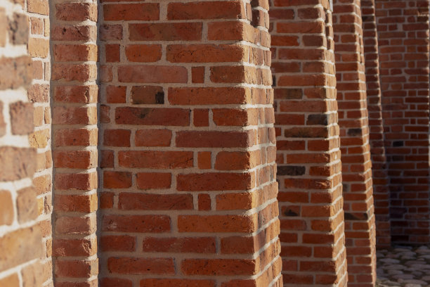 有凹槽的宽的旧砖墙图片下载