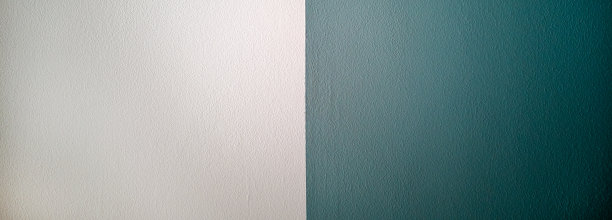 粉刷成白色和蓝色的墙。美丽的背景。副本的空间。图片下载