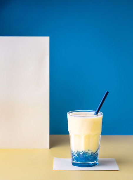 木薯球和香蕉芒果冰沙在一个彩色的背景图片下载