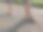 在一个阳光明媚的春天早晨，女人的脚赤脚跑过一片粉红色的树叶海洋图片下载