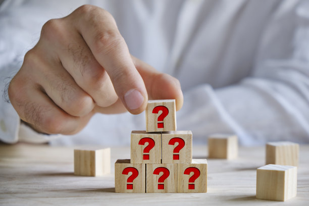 人们在放带问号的木块图片下载