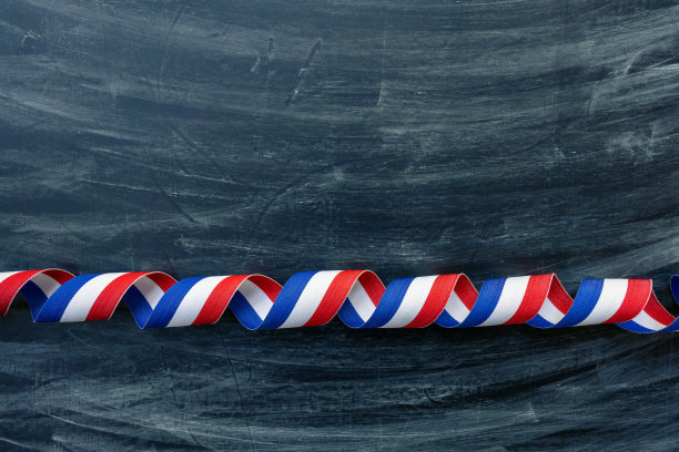 在黑板上卷起奖带(法语)图片下载