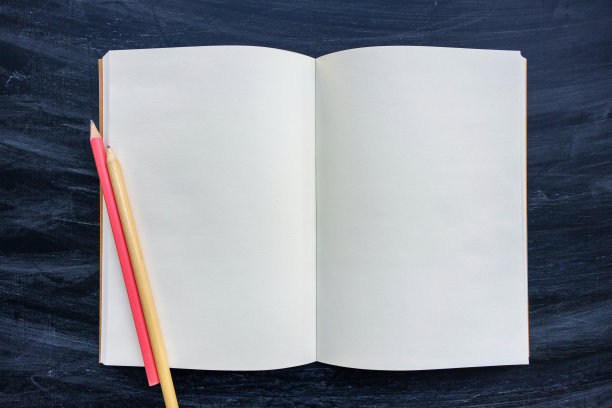 黑板背景上的空白笔记本图片下载