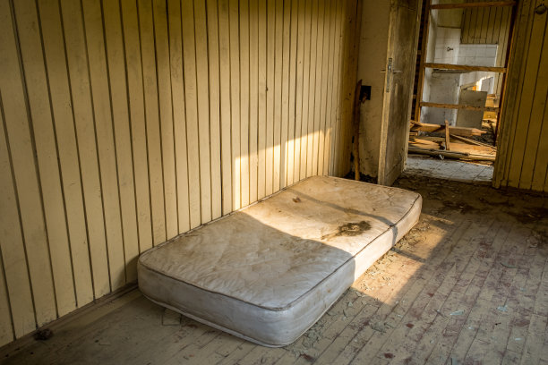 废弃的废墟房子，一张空床图片下载