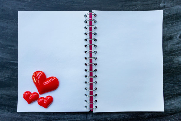 黑板上空白的开放式螺旋笔记本图片下载