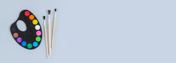 艺术调色板与油漆和笔刷顶部视图灰色背景图片下载