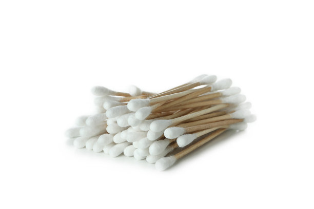 在白色背景上分离的棉签堆图片下载