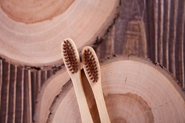 环保竹牙刷在木板上。“零浪费”。前视图。图片下载