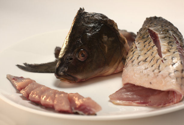 生鱼在厨房里准备做饭。图片下载
