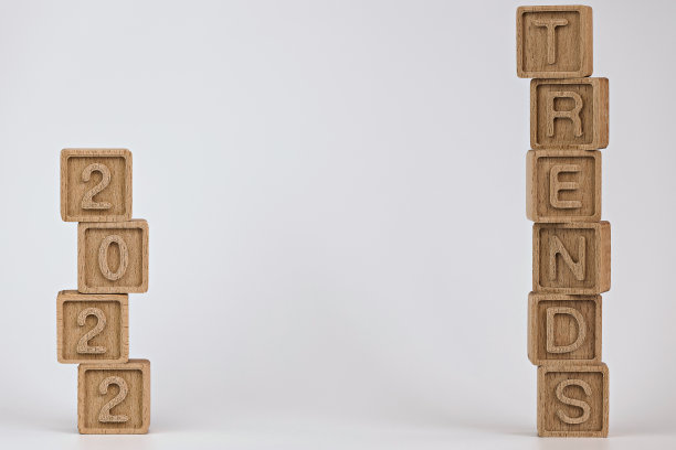 照片上的趋势主题。白色背景上写着“trends”和数字“2022”的木制立方体。图片与文字空间图片下载