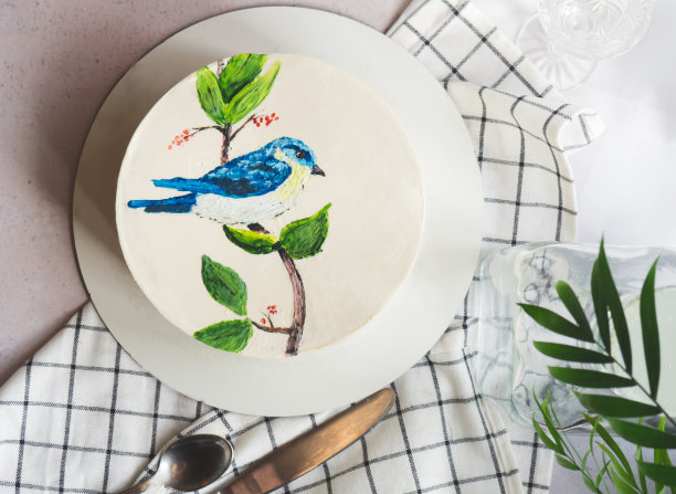 阳光下厨房桌子上漂亮的蛋糕图片下载