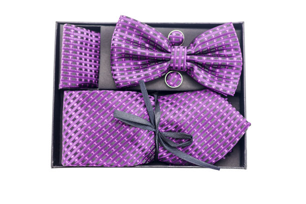 静物生活与男人的休闲服装(领带，领结袖扣)在一个礼品盒上的白色背景图片下载