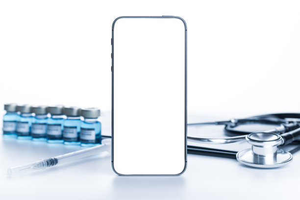 医疗设备。医生听诊器、医疗图表、带针的注射器和黑色智能手机，医院设备背景上有黑屏。用于设计应用，网站项目。图片下载