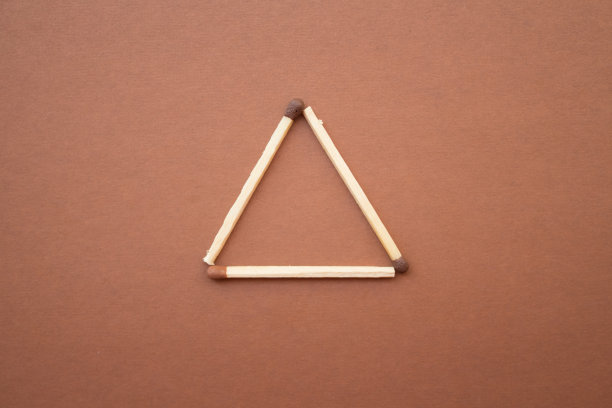 明亮背景上的等腰三角形。纸板上的火柴锥。教育的概念图片下载