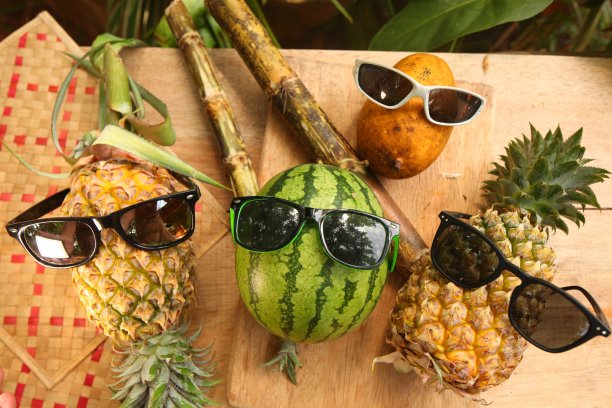 庭院花园的桌上摆着新鲜的热带水果图片下载