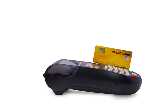 信用卡读卡机和空白信用卡在白色或孤立的背景，买卖产品和服务，文本复制空间。图片下载