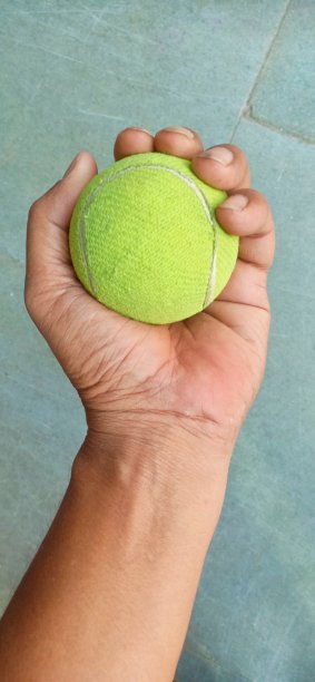 绿色运动手中的球图片下载