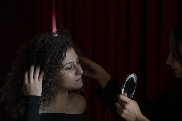 手拿镜子，补妆的女人。图片下载