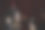 手拿镜子，补妆的女人。图片下载