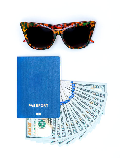 大流行期间的旅游业。眼镜、钱、护照和医用防护口罩图片下载
