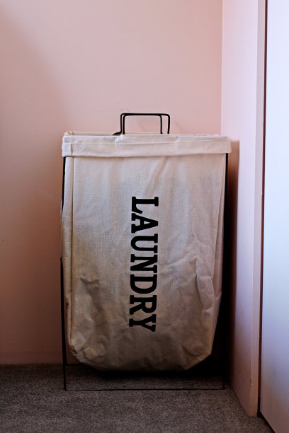 脏衣服阻碍。图片下载