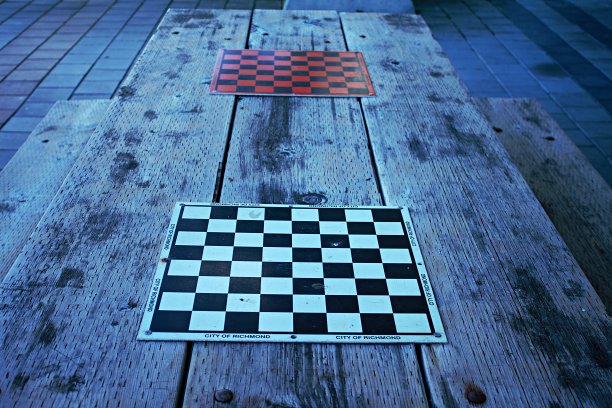 带游戏板的野餐桌。图片下载